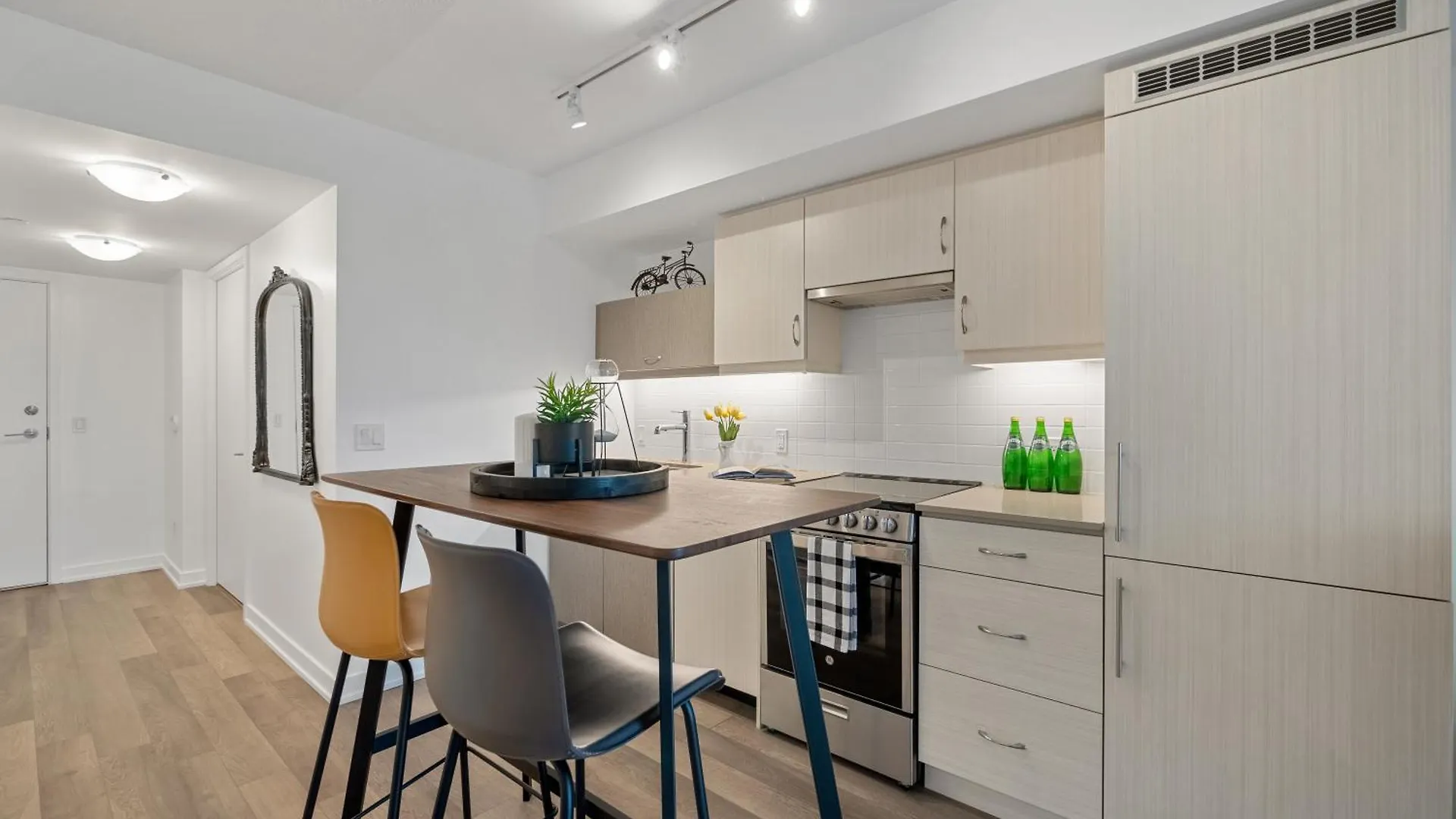Sleek 1Br & Office Condo - Cn Tower, Skyline View Toronto